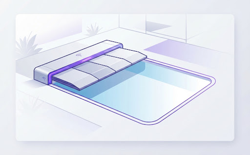 Visual de una piscina y su cubierta automática